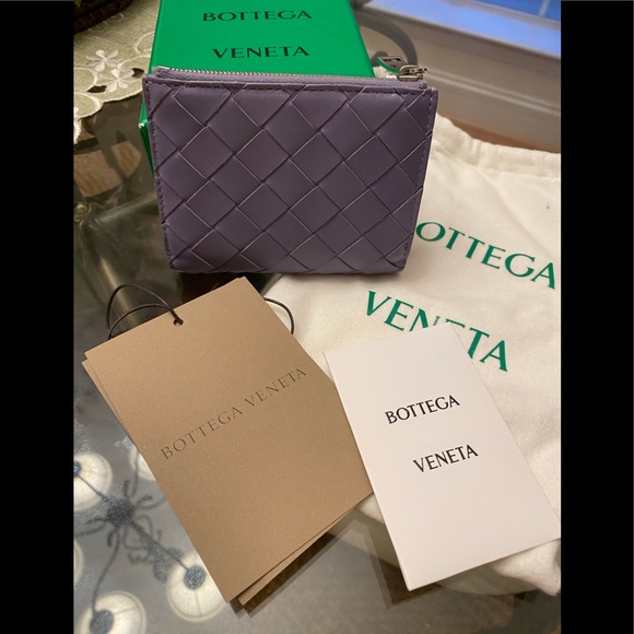 Excellent condition ~ Bottega Veneta Bifold Zip Wallet in Lavender. - Picture 4 of 13